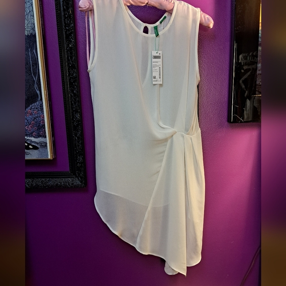 United Colors of Benetton Sheer White Asymetrical Top. NWT Size XS. - Picture 6 of 6